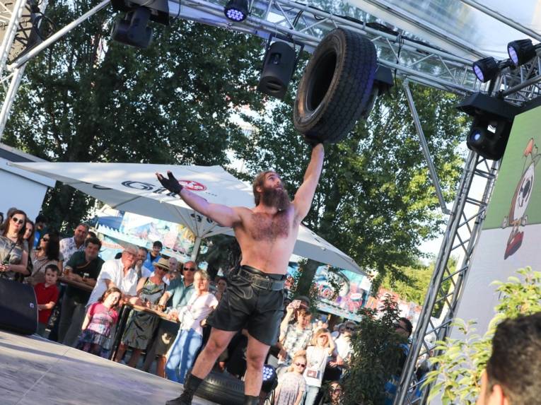 Ein Mann mit Reifen.